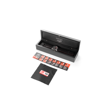 La confezione include la spilla Seiko Supercars, un panno per la pulizia con il marchio e un certificato numerato individualmente