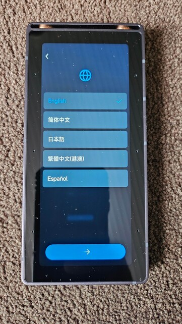 Il registratore iFLYTEK AI Recorder S6 offre cinque lingue di sistema, ma non il tedesco e il francese.