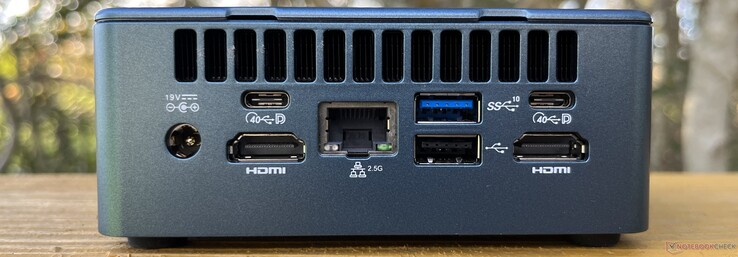 Posteriore: Ingresso DC, 2x USB4 (40 Gbps, DisplayPort), 2x HDMI 2.0, Ethernet (2,5 G), 1x USB-A 3.2 Gen 2 (10 Gbps), USB-A 2.0