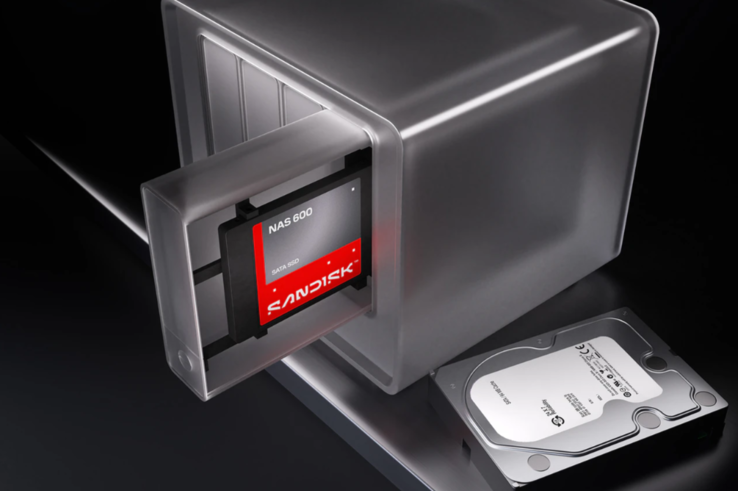 Sandisk NAS 600 SATA SSD mostrato in un alloggiamento per unità NAS accanto a un disco rigido4