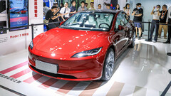 La Model 3 Highland in uno showroom di Pechino (immagine: Tesla China)