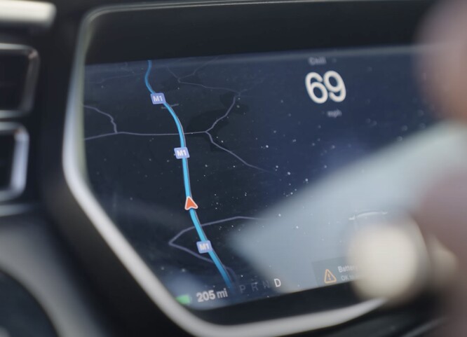 La Model S inizialmente stimava un'autonomia di 205 miglia, probabilmente basata sullo stile di guida economico di Paul. (Fonte: AutoTrader via YouTube)