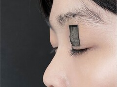 Un&#039;immagine del sensore sulla palpebra di una persona (Fonte immagine: Jun Chen Lab/UCLA; ritagliata)
