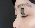 Un'immagine del sensore sulla palpebra di una persona (Fonte immagine: Jun Chen Lab/UCLA; ritagliata)