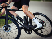 La e-bike Canyon Endurace:ONfly (nella foto) è dotata di un sottile telecomando montato sul manubrio che consente di cambiare modalità e visualizzare lo stato di assistenza. (Fonte: Canyon)