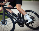 La e-bike Canyon Endurace:ONfly (nella foto) è dotata di un sottile telecomando montato sul manubrio che consente di cambiare modalità e visualizzare lo stato di assistenza. (Fonte: Canyon)