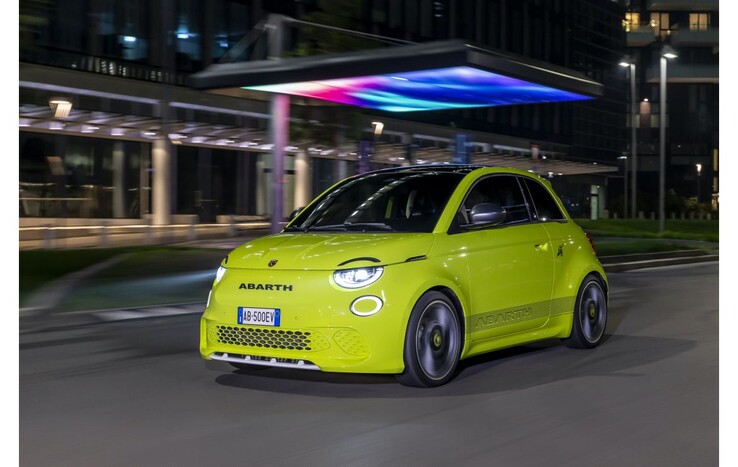 La nuova Abarth 500e in verde acido. (Fonte: Abarth)