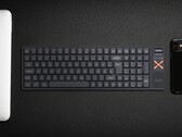 Tastiera meccanica wireless Iqunix Magi96 su una scrivania con altre tecnologie