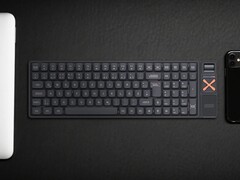 Tastiera meccanica wireless Iqunix Magi96 su una scrivania con altre tecnologie