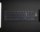 Tastiera meccanica wireless Iqunix Magi96 su una scrivania con altre tecnologie
