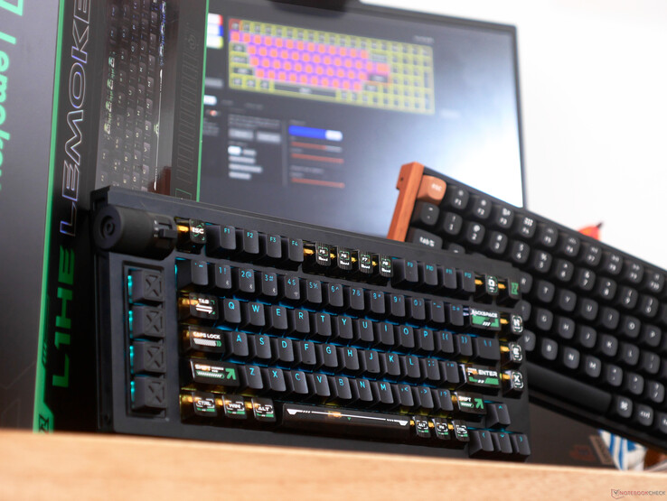 I tasti lucidi della tastiera Lemokey L1 HE su una scrivania di fronte a un computer portatile e della tastiera K4 HE