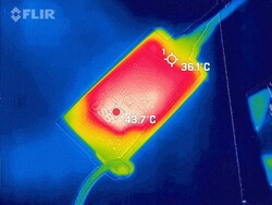 L'alimentatore raggiunge i 43,7 °C (110,6 °F) sotto carico.