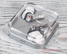 Gli Ear (3) costano 179 euro nell'UE. Nella foto: gli auricolari wireless all'interno della custodia. (Fonte: Notebookcheck)