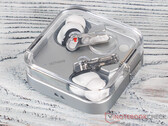 Gli Ear (3) costano 179 euro nell'UE. Nella foto: gli auricolari wireless all'interno della custodia. (Fonte: Notebookcheck)