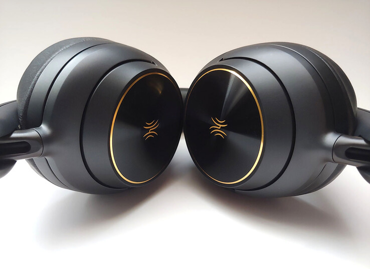 Entrambi i padiglioni auricolari sono dotati di eleganti frontalini in metallo che aggiungono carattere al design monocromatico. (Fonte: Notebookcheck)