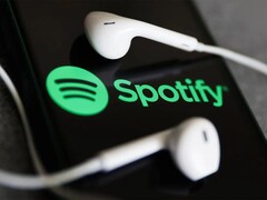 Un&#039;immagine che mostra delle cuffie su un telefono con il logo Spotify. (Fonte: Jakub Porzycki/NurPhoto - Getty Images)