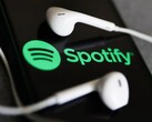 Un'immagine che mostra delle cuffie su un telefono con il logo Spotify. (Fonte: Jakub Porzycki/NurPhoto - Getty Images)