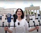 Vivo X200 Ultra incoronato re della fotografia con zoom. Una persona che tiene in mano i telefoni di prova. (Fonte immagine: Versus; ritagliato)