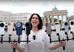 Vivo X200 Ultra incoronato re della fotografia con zoom. Una persona che tiene in mano i telefoni di prova. (Fonte immagine: Versus; ritagliato)