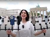 Vivo X200 Ultra incoronato re della fotografia con zoom. Una persona che tiene in mano i telefoni di prova. (Fonte immagine: Versus; ritagliato)