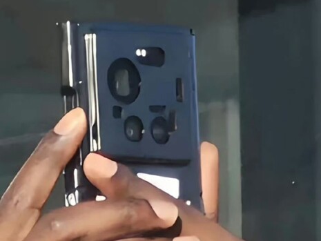 Un primo piano del presunto Xiaomi 17 Ultra.