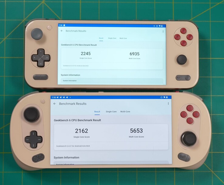 Ayaneo Pocket S2 (in alto) e Ayaneo Pocket Evo (in basso) che mostrano i risultati del benchmark della CPU di Geekbench 6, con punteggi single-core e multi-core più elevati sul Pocket S2. (Fonte: Retro Game Corps)