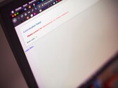 Schermo di un computer portatile che mostra un errore di autenticazione fallita a seguito di un accesso non riuscito.