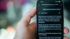 Una persona che usa il telefono per trovare un ristorante con Gemini