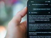 Una persona che usa il telefono per trovare un ristorante con Gemini