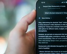 Una persona che usa il telefono per trovare un ristorante con Gemini