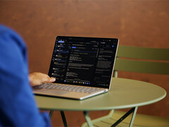 Il Surface Laptop 8 viene fornito con la tecnologia integrata dello schermo privacy.