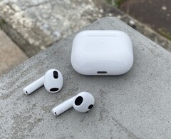 Il successore degli AirPods 3 di Apple arriverà non prima del 2024. (Fonte: Scarbir)