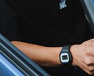 Una persona che indossa l'orologio Casio G-Shock DW5600TT25-1 x Toyo Tires mentre è seduta all'interno di un'auto.