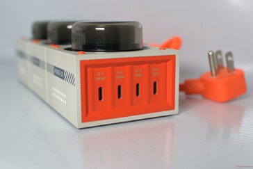 2 porte USB-C sono valutate per 140W e 100W, e le altre due per 30W di uscita.