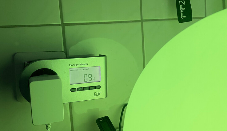 Eve Flare consuma al massimo 1 watt (qui 0,9 watt) quando è impostato sul verde. (foto: Andreas Sebayang/Notebookcheck.com)