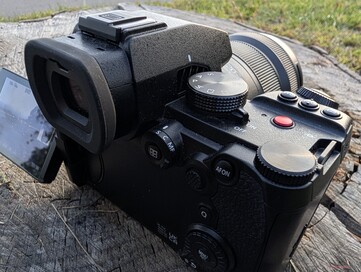 Tanti pulsanti e ghiere: la Lumix S5-II