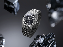 Il King Seiko HKF003 con uno sfondo stilizzato.