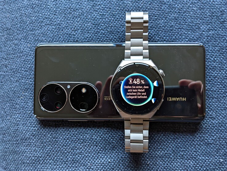 Il Huawei Watch GT 3 Pro si ricarica in modalità wireless tramite lo standard Qi, anche sugli smartphone corrispondenti