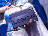 Il Legion Y700 Infinite si preannuncia come un tablet leggero e sottile. Nella foto: un’immagine che mostra il tablet tenuto in mano da un cosplayer. 