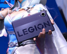 Il Legion Y700 Infinite si preannuncia come un tablet leggero e sottile. Nella foto: un’immagine che mostra il tablet tenuto in mano da un cosplayer.