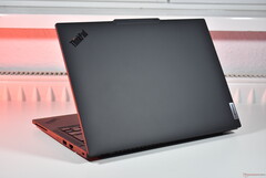La CPU Ryzen 9 distingue questo ThinkPad di Lenovo: La workstation mobile compatta offre le maggiori prestazioni della CPU di qualsiasi laptop ThinkPad da 14 pollici, nella foto: Lenovo ThinkPad P14s Gen 6 AMD (fonte: Benjamin Herzig)