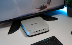 Minisforum M2 Pro con processore Intel Core Ultra X7 358H e 32 GB di RAM LPDDR5X