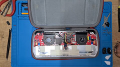 la batteria da 67 Wh fai da te non richiede nemmeno la stampa 3D di un alloggiamento per l'Asus ROG Ally (Fonte immagine: Ksrnate su YouTube)