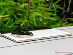 Magic V5 è uno degli smartphone pieghevoli più sottili e leggeri in circolazione. (Fonte: Notebookcheck)