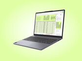 L'IdeaPad Slim 3 15Q7X11 in una delle due colorazioni disponibili al momento del lancio.