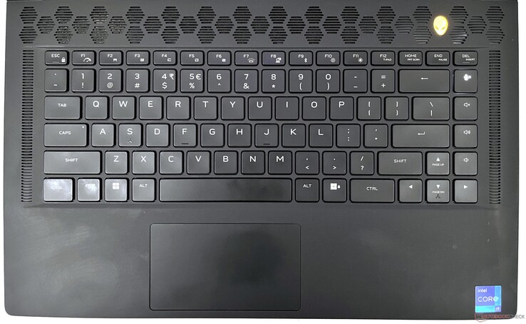 La tastiera e il touchpad dell'Alienware x15 R2 offrono un'esperienza di input decente, ma con margini di miglioramento