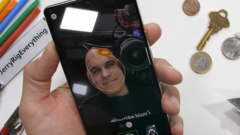 Zach Nelson prova l'interfaccia utente del Pixel 7 Pro. (Fonte: JerryRigEverything via YouTube)