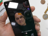 Zach Nelson prova l'interfaccia utente del Pixel 7 Pro. (Fonte: JerryRigEverything via YouTube)