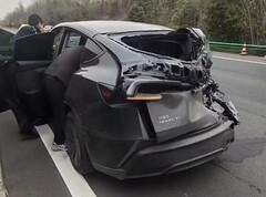 Una Tesla Model Y del 2025 dimostra la sua robustezza in un incidente in Cina (Fonte: Aron Li n X)