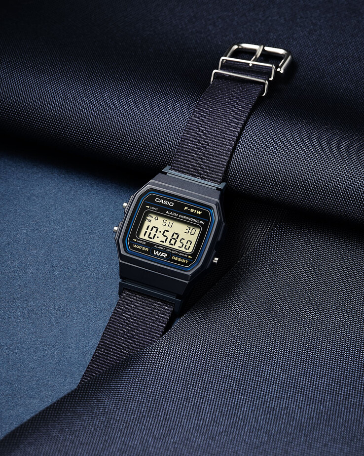Casio F-91WF-2A con cinturino in tessuto blu navy.